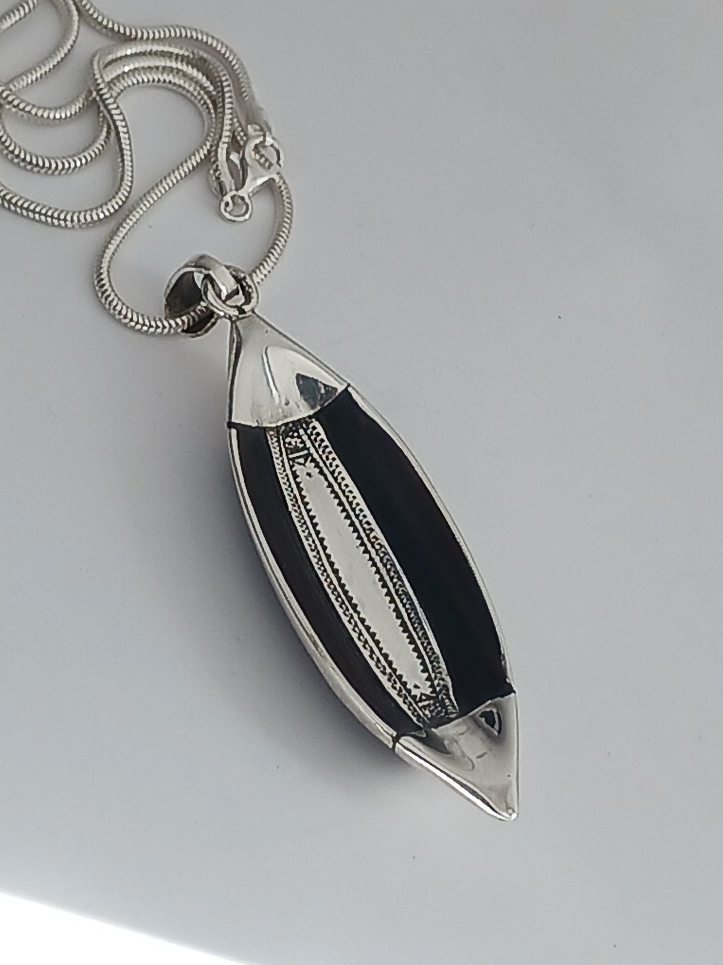 Pendentif argent massif et bous d'ébène