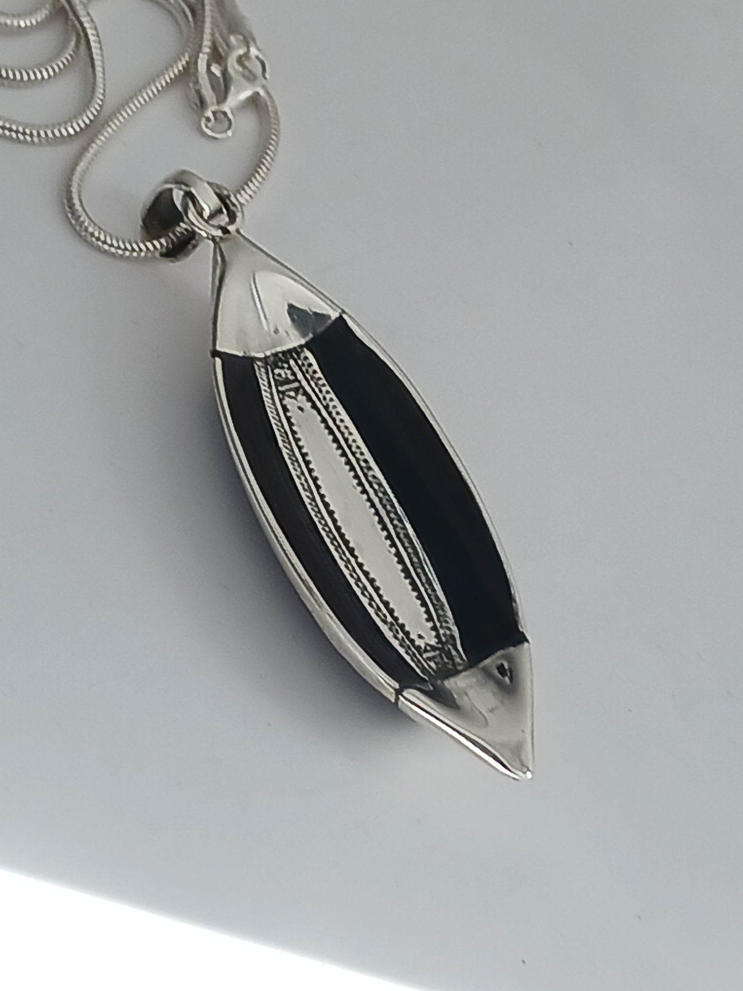 Pendentif argent massif et bous d'ébène