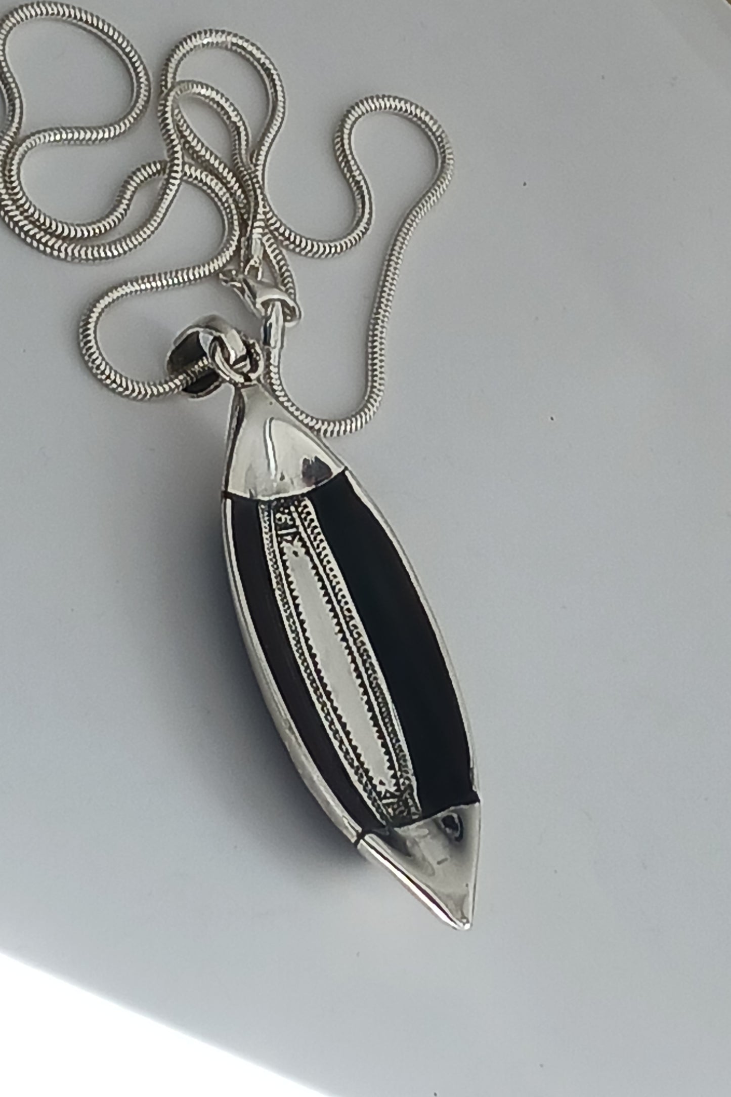 Pendentif argent massif et bous d'ébène