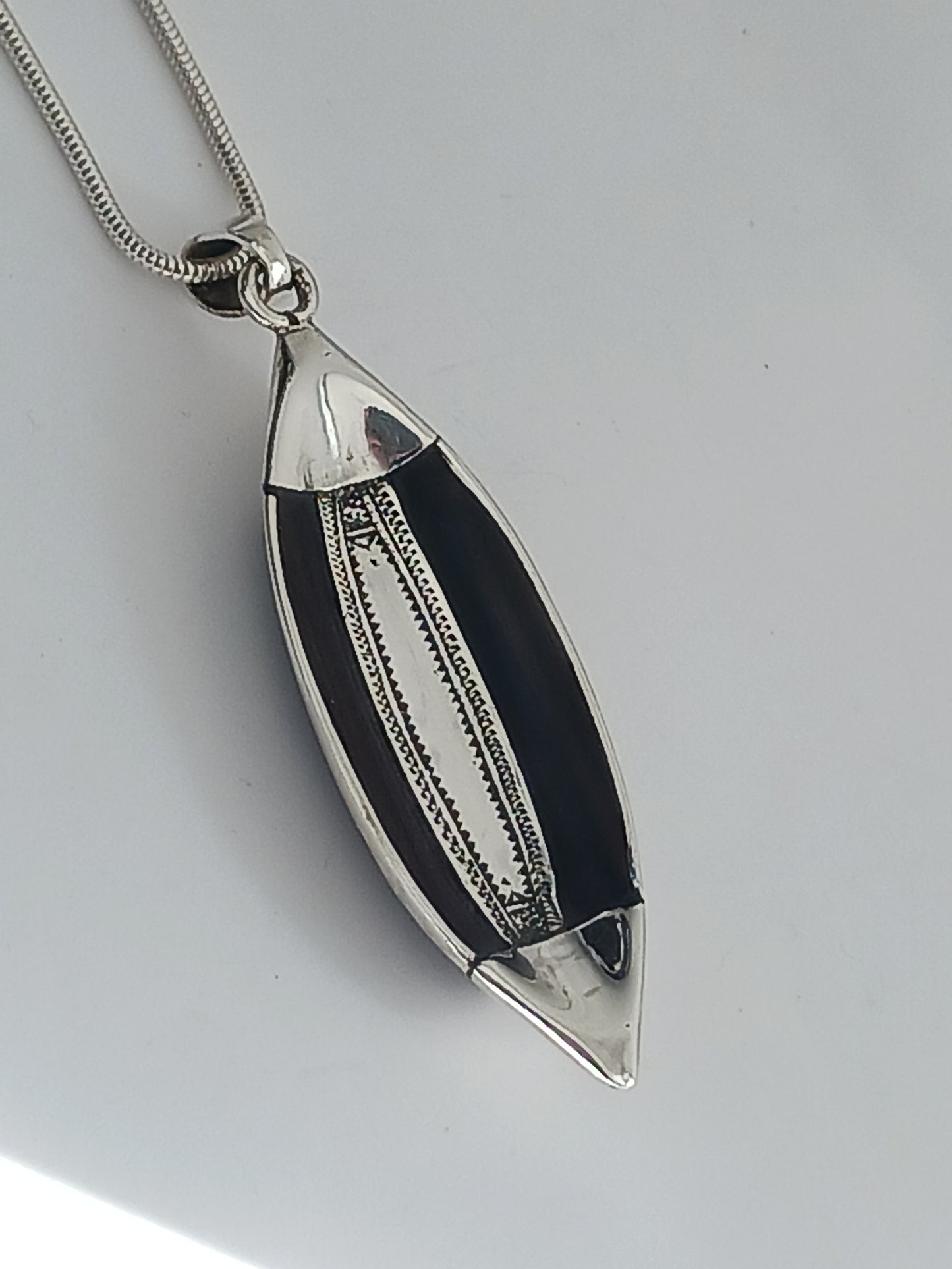 Pendentif argent massif et bous d'ébène