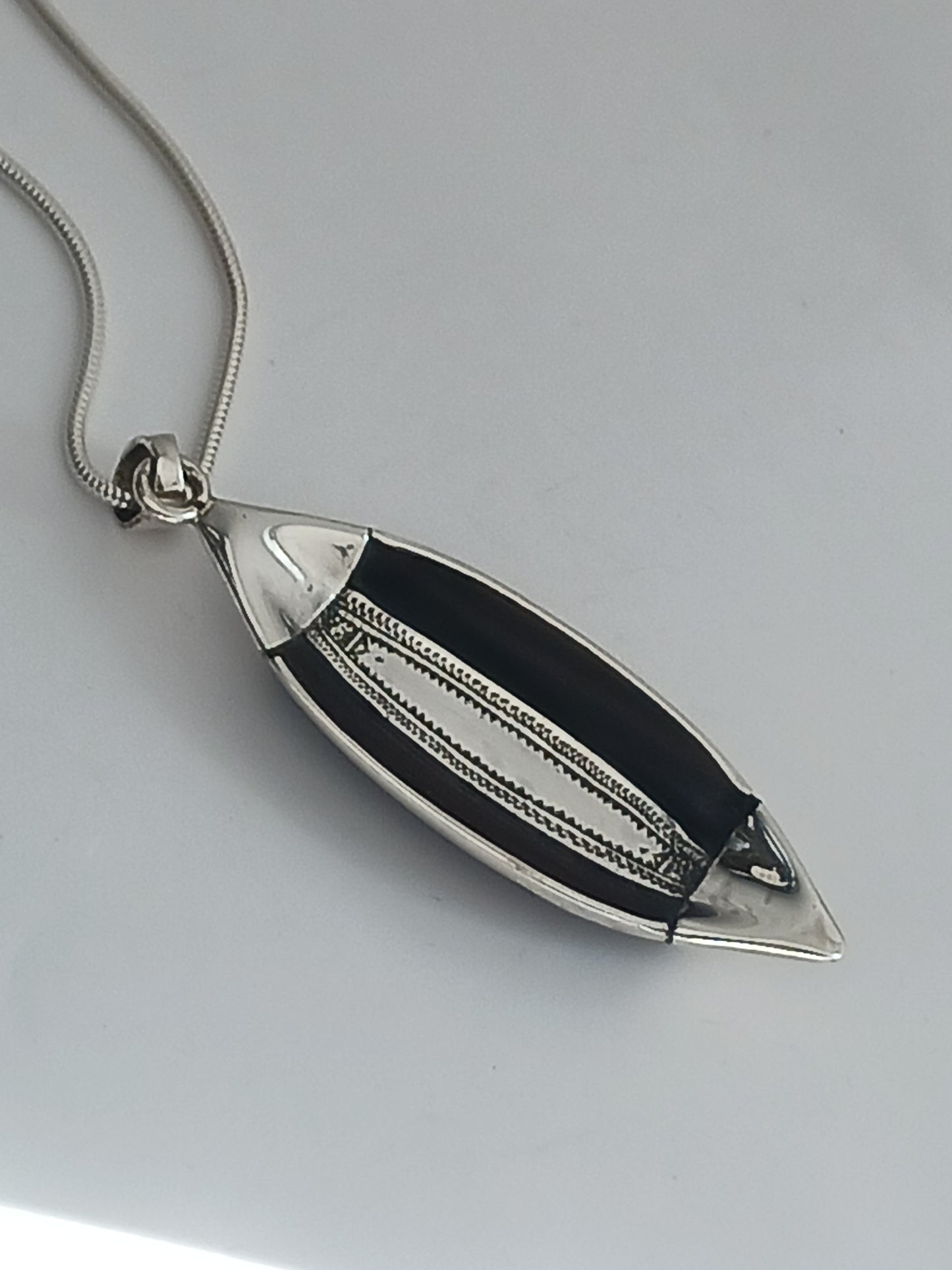 Pendentif argent massif et bous d'ébène