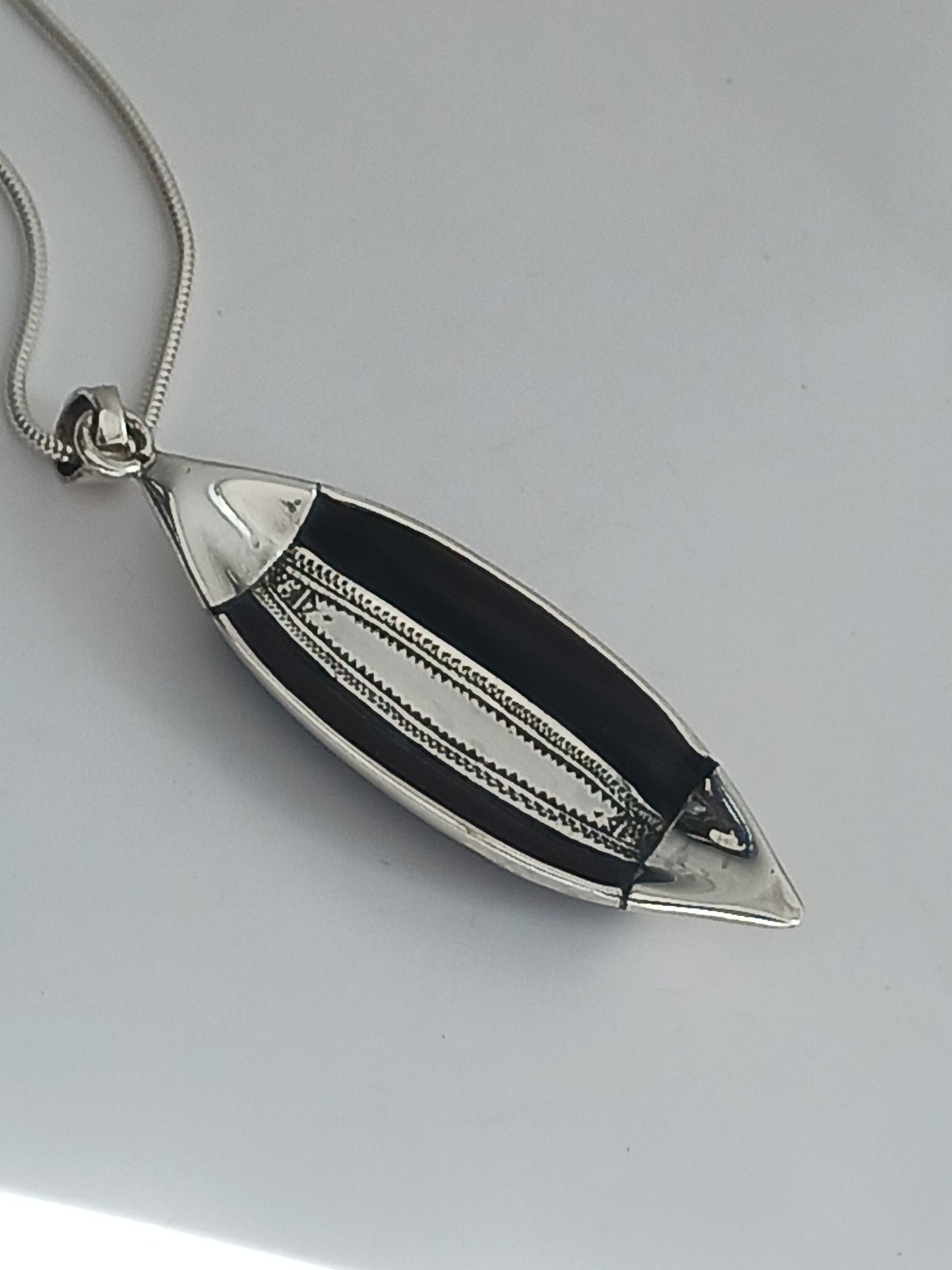 Pendentif argent massif et bous d'ébène