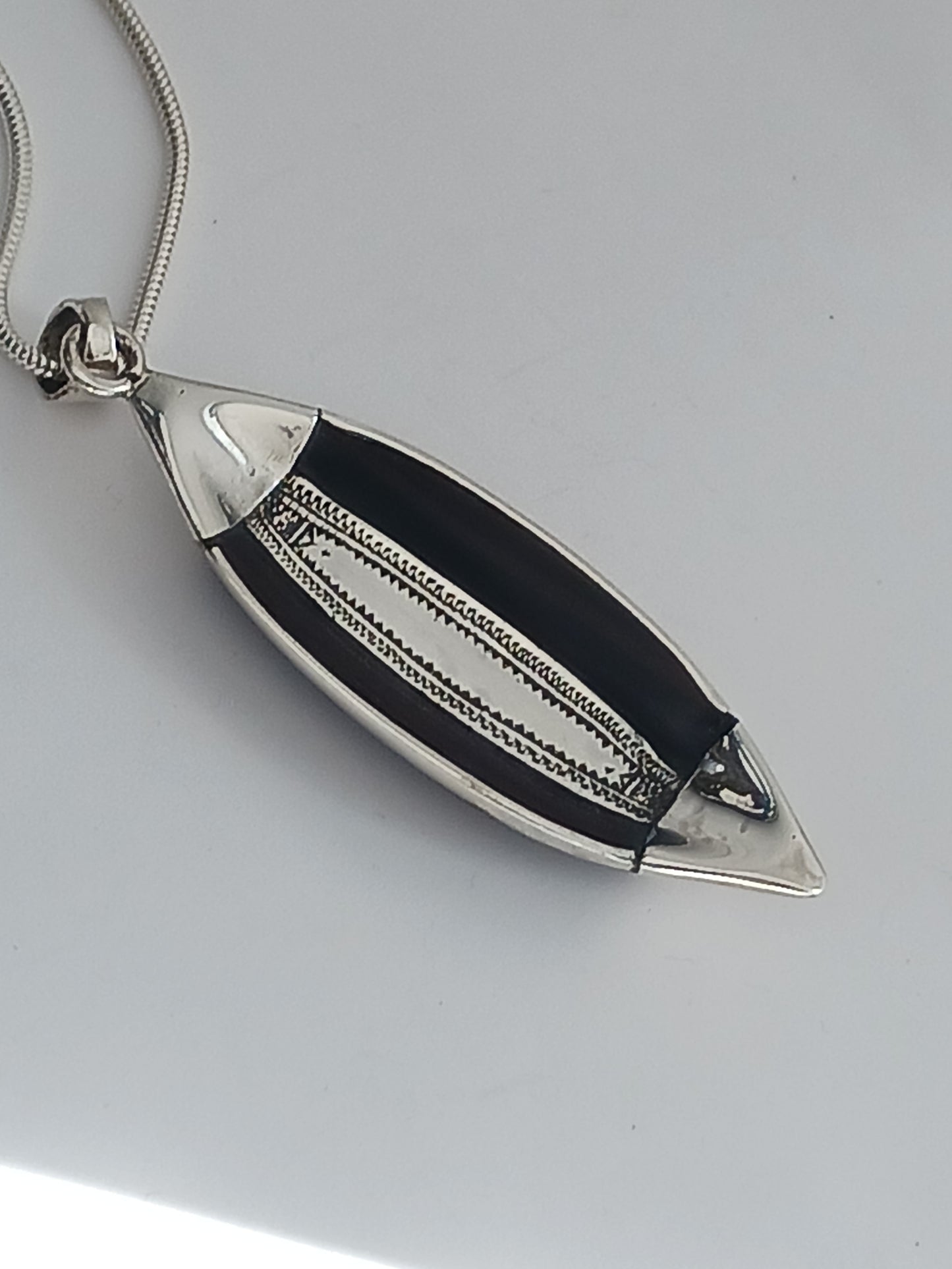 Pendentif argent massif et bous d'ébène