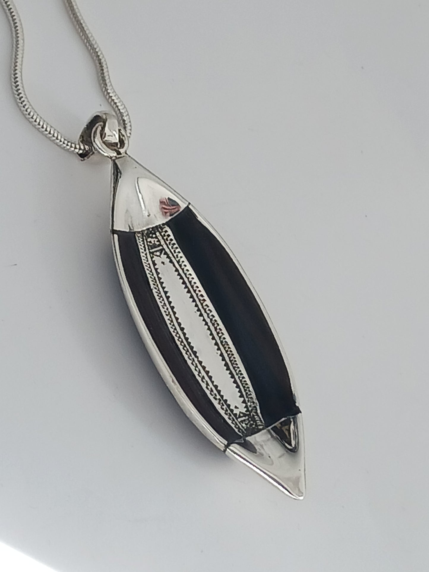 Pendentif argent massif et bous d'ébène